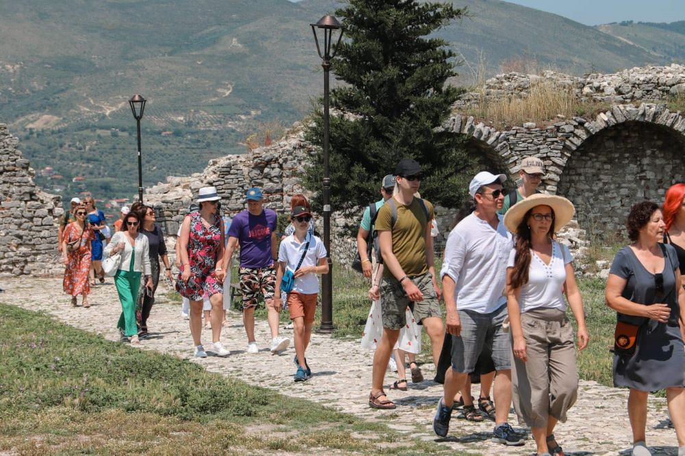 Turizmi sjell 2 mld euro në 6 muaj, ndërsa shqiptarët shpenzuan 1.3 mld euro jashtë vendit